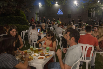 El cámping de Tàrrega registró ayer largas colas desde las ocho de la tarde para acceder al festival.