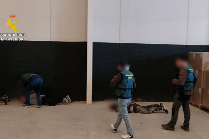 Efectivos de la Guardia Civil en el momento de la detención de algunos de los miembros de una banda|lado criminal dedicada al contrabando de tabaco en el marco de la 'Operación Petres-Lleida'