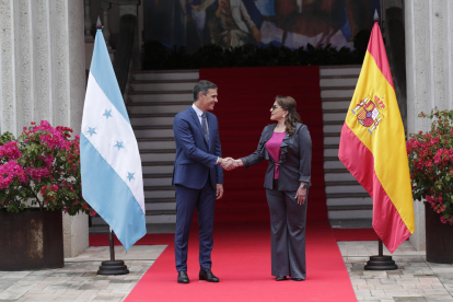 Sánchez, ayer junto a la presidenta de Honduras, Xiomara Castro.