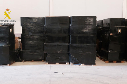 Parte del material intervenido por la Guardia Civil en en marco de la 'Operación Petres-Lleida' en uno de los almacenes donde se guardaban casi 2,5 millones de paquetes de tabaco de contrabando falsificados