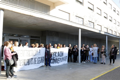 Professionals de les residències Balàfia 1 i 2 de Lleida, concentrats per reclamar millors condicions laborals i salarials