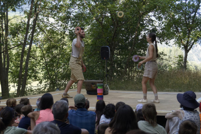 La companyia catalana La Tresca i la Verdesca va animar els més petits amb música i jocs d’aigua.