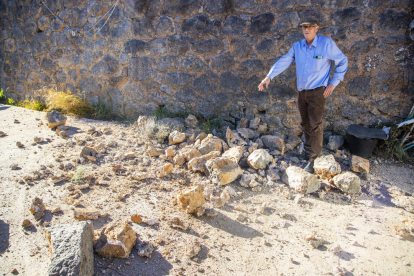 Tanca i cons col·locats per senyalitzar la zona (esq.). Antonio Travesi Pérez mostra les restes del mur que van caure a casa seua (dreta).