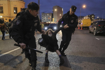 Momento de la detención de una joven en una de las protestas que tuvieron lugar ayer en Moscú.