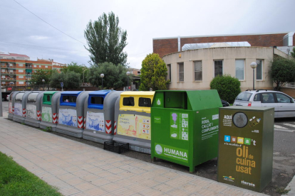 Contenedores de basura ante las piscinas municipales. 