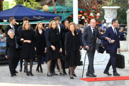 Els reis emèrits d'Espanya, Sofia i Joan Carles I, juntament amb altres familiars arriben al funeral de l'exrei grec Constantí II de Grècia.