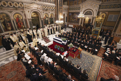 Vista general de los familiares y otros invitados que asistieron al funeral del exrey de Grecia Constantino II en la Catedral Metropolitana de Atenas este 16 de enero.