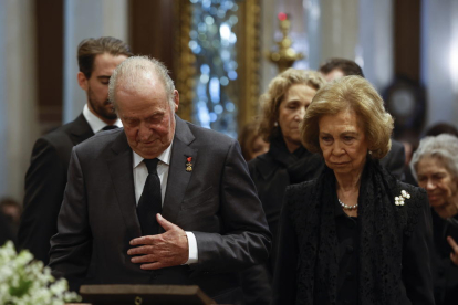 Els reis emèrits d'Espanya, Joan Carles I Sofia, al funeral de l'exrei Constantí II de Grècia.