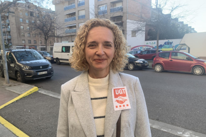 Concentración de una cuarentena de trabajadores de las residencias, ayer en la puerta de Balàfia 1.