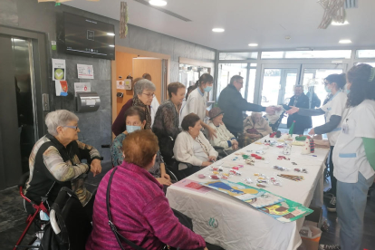 Els usuaris de Balàfia I en un dels tallers de Nadal.