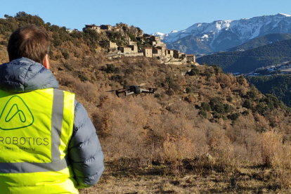 Marc Llovera operant un dels drons d’Aurobotics.