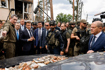 Los presidentes de Italia, Francia, Rumanía y Alemania visitando ayer la destruida ciudad de Irpin.