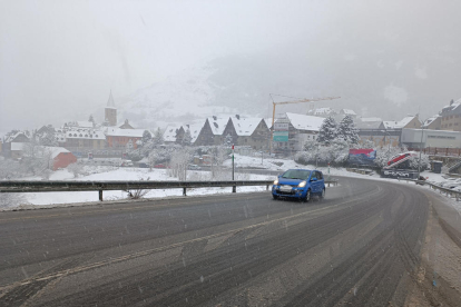 La nevada tiñó ayer de blanco poblaciones del Pirineo como Llessui, en la imagen. 