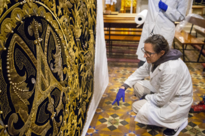 Les restauradores van treballar ahir durant tot el dia per deixar el mantell instal·lat a la nova vitrina que l’allotjarà a l’església de la Sang.