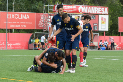 Els jugadors del Lleida posen amb el trofeu conquerit ahir contra el Manresa.