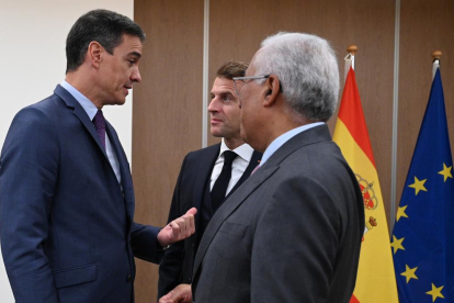 El president del govern espanyol, Pedro Sánchez, el president francès, Emmanuel Macron, i el primer ministre portuguès, Antonio Costa
