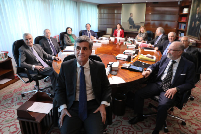 El presidente del TC, Pedro González-Trevijano, con los jueces del tribunal en diciembre de 2021.