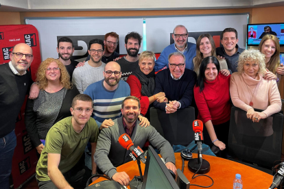 Taula redona sobre la pau a l’IEI conduïda per Ràdio Rosselló, i a la dreta, noms propis de la ràdio que van passar ahir per RAC1.