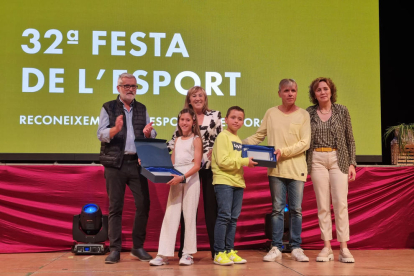 Elsa Benet y Josep Viladoms, con sus premios en Les Borges.