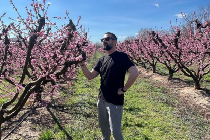 L'actor Dani Mateo, als camps florits d'Aitona i Alcarràs