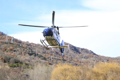 Imatge d’ahir de l’helicòpter dels Mossos d’Esquadra que va participar en l’operatiu.