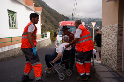 Imagen de la magnitud de las llamas en la zona de La Orotava que obligó a la evacuación y al confinamiento de cientos de personas.