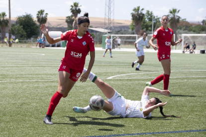 Patri supera en conducció una rival del Còrdova, en una acció de la segona meitat.