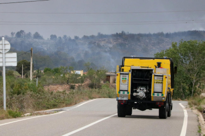 Un camió dels Bombers circula en direcció a l’incendi.