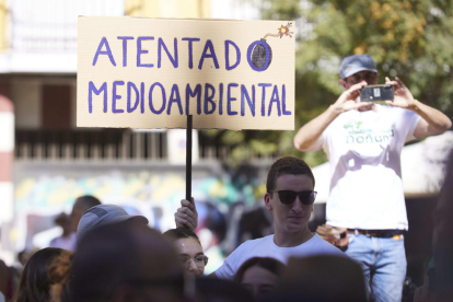 Milers de persones van sortir ahir als carrers en defensa de Doñana.