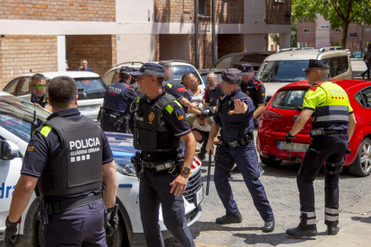 Càrrega policial per evitar que arribessin fins al cotxe policial