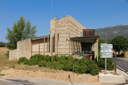 L’edifici buit i inacabat de la Casa del Montsec, a Àger.