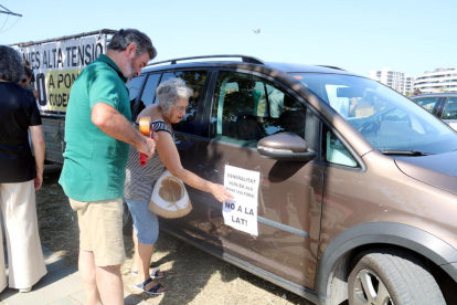 Un centenar de vehicles es mobilitzen en una marxa lenta a Lleida per una transició energètica sostenible