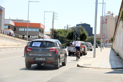 Un centenar de vehicles es mobilitzen en una marxa lenta a Lleida per una transició energètica sostenible