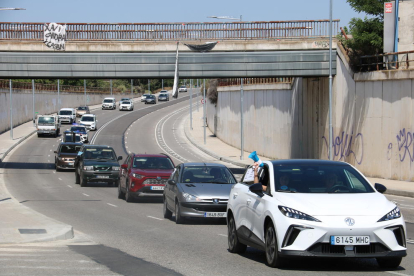 Un centenar de vehicles es mobilitzen en una marxa lenta a Lleida per una transició energètica sostenible