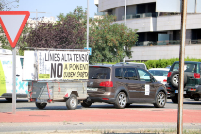 Un centenar de vehicles es mobilitzen en una marxa lenta a Lleida per una transició energètica sostenible