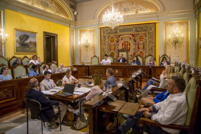 Diecisiete de los veintisiete ediles se sentaron ayer por última vez en el salón de plenos.