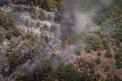 Imatge aèria d'un incendi causat per un llamp a Peramola, a l'Alt Urgell.