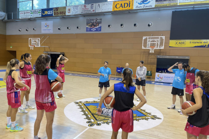 Jugadores del Cadí la Seu rebent indicacions de Jordi Acero, l’entrenador.