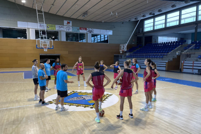 Jugadores del Cadí la Seu rebent indicacions de Jordi Acero, l’entrenador.