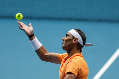 Nadal intenta ejecutar un servicio durante el partido de ayer.