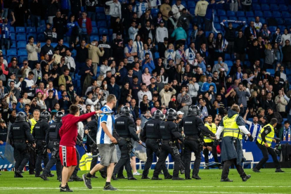 Seguidors de l'Espanyol van envair el camp al final del partit.