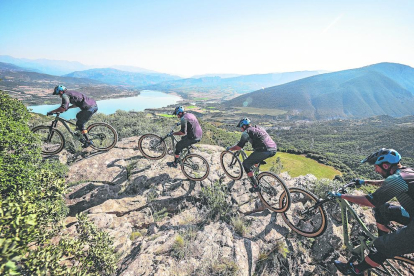 Un grup de ciclistes fa una ruta en un dels espectaculars paisatges que ofereixen les comarques lleidatanes