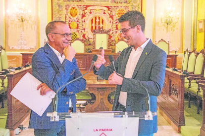 El alcalde Miquel Pueyo (ERC) y el teniente de alcalde Toni Postius (Junts) presentaron ayer el acuerdo.