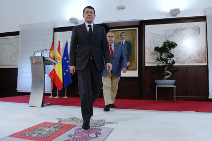 El presidente de la Junta de Castilla y León, Alfonso Fernández Mañueco, junto al consejero de Sanidad, Alejandro Vázquez, ambos del PP.