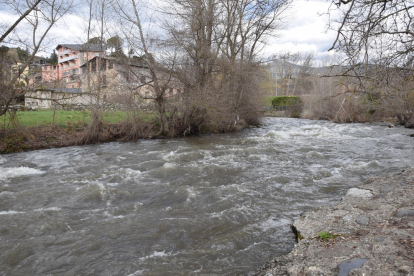 Imagen de ayer del río Valira a su paso por La Seu d’Urgell. 