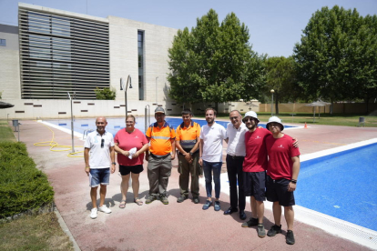 Miquel Pueyo i Ignasi Amor amb els treballadors que prestaran servei a les piscines de Cappont.