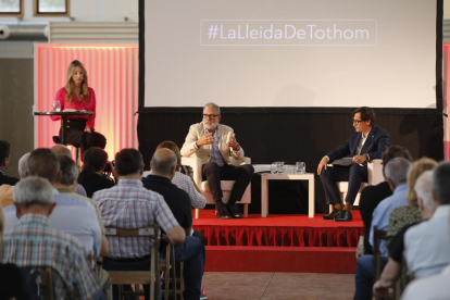 Larrosa se presentó como alcaldable conversando con Illa en el Mercat del Pla ante 250 personas. 