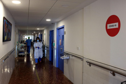 Una doctora del Hospital del Mar se dirige a visitar a un paciente ingresado en planta por covid-19, en la sexta ola de la pandemia.
