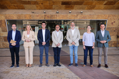 Foto conjunta dels alcaldables de Lleida que han participat en el debat electoral organitzat per l'ACN a la Llotja de Lleida.