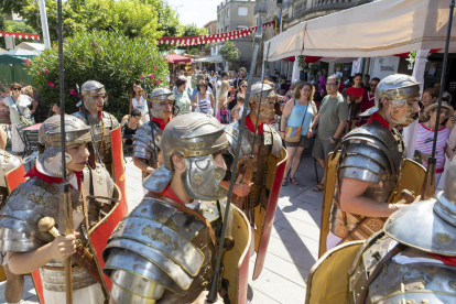 El mercat va comptar amb unes 50 parades custodiades pels soldats en ple centre històric.